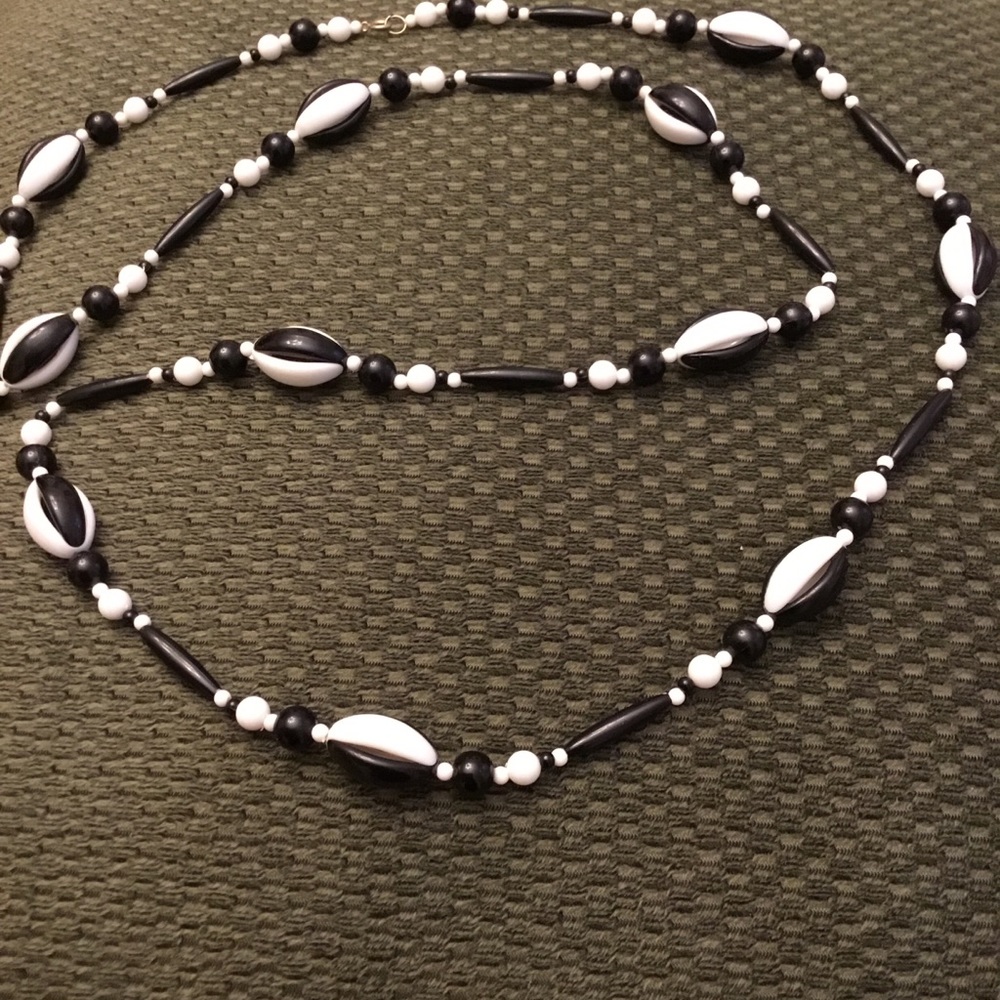 VINTAGE BLACK AND WHITE BEADED NECKLACE